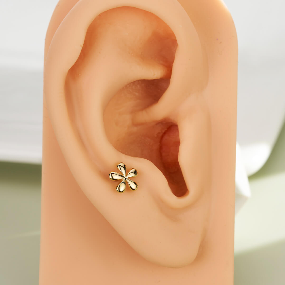 14K Oro Flor Helix Conch Stud Pendiente 16G Cartilage